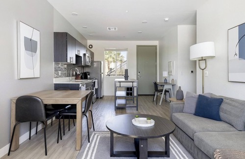 Maryvale Village Apartamento | Landing | Modern 2BD, Clubhouse, Pool