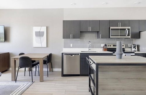 Maryvale Village Apartamento | Landing | Modern 2BD, Clubhouse, Pool