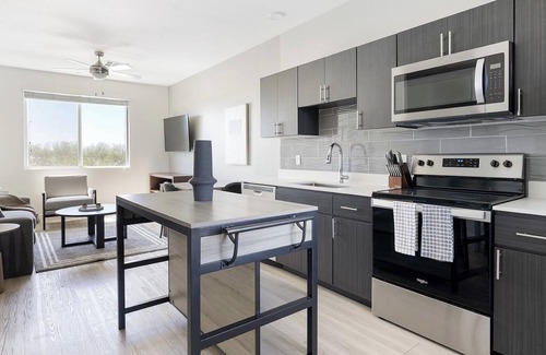 Maryvale Village Apartamento | Landing | Modern 2BD, Clubhouse, Pool