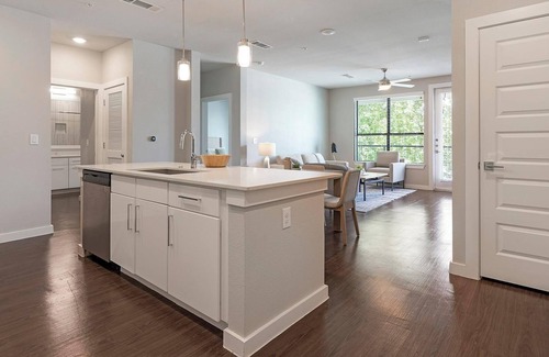 Forest Crest Apartamento | Landing | Modern 2BD, Clubhouse, Rooftop Lounge
