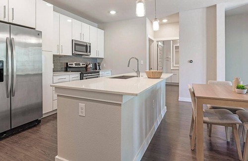 Forest Crest Apartamento | Landing | Modern 2BD, Clubhouse, Rooftop Lounge
