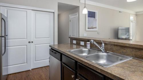 Lewis Center Apartamento | Landing Modern Apartment with Amazing Amenities (ID4409X99)