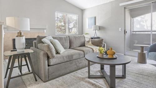 Sunrise Manor Apartamento | Landing Modern Apartment with Amazing Amenities (ID1009X961)