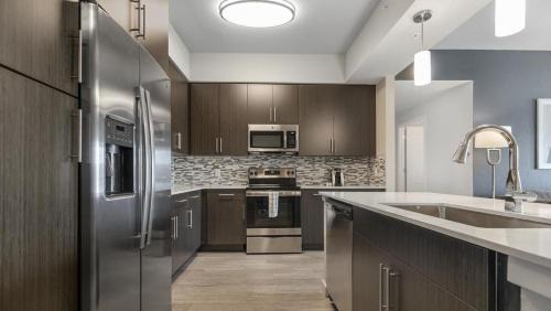 Biggar Apartamento | Landing Modern Apartment with Amazing Amenities (ID8608X81)