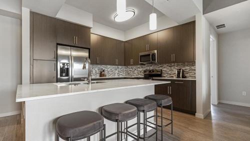 Biggar Apartamento | Landing Modern Apartment with Amazing Amenities (ID8608X81)