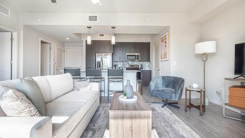 Biggar Apartamento | Landing Modern Apartment with Amazing Amenities (ID8083X57)