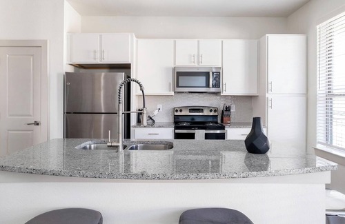 Waller Apartamento | Landing | Chic 3BD, Pool, Gym