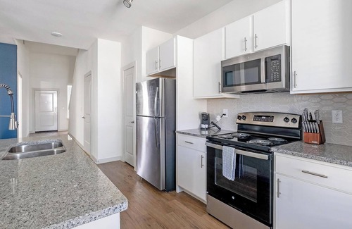 Waller Apartamento | Landing | Chic 3BD, Pool, Gym