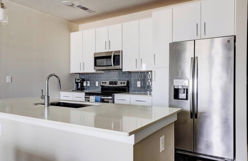Forest Crest Apartamento | Landing | Stunning 2BD, Clubhouse, Pool