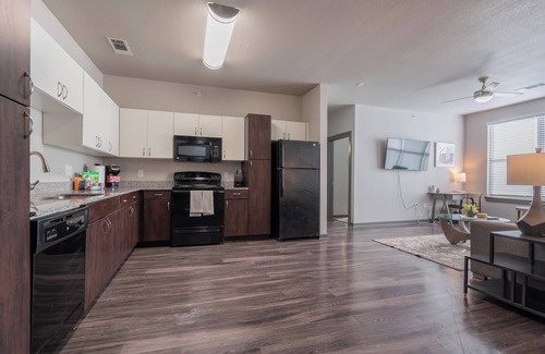 Tobin Hill Apartamento | Landing | Stunning 3BD, Courtyard, Clubhouse