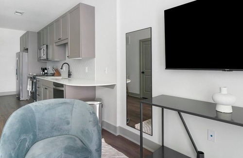Houston Apartamento | Landing | Incredible Studio, Courtyard, Pool