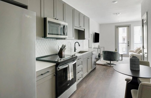 Houston Apartamento | Landing | Incredible Studio, Courtyard, Pool