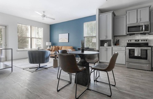 Paw Creek Apartamento | Landing | Stylish 2BD, Pool, Clubhouse