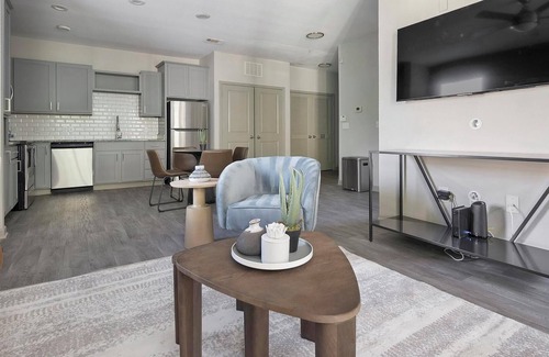 Paw Creek Apartamento | Landing | Stylish 2BD, Pool, Clubhouse