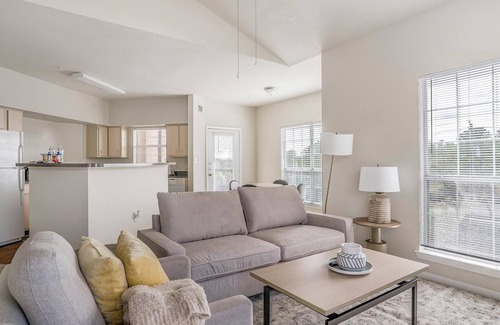 Southbelt/Ellington Apartamento | Landing | Stunning 2BD, Pool, Clubhouse