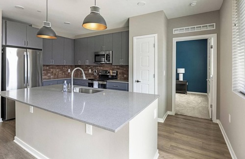 Warehouse District Apartamento | Landing | Stylish 2BD, Yoga Studio, Rooftop Lounge