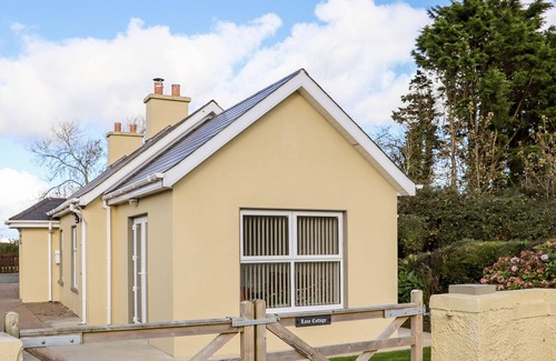 Ballycullane Cabaña | LANE COTTAGE, family friendly in Ballycullane, County Wexford