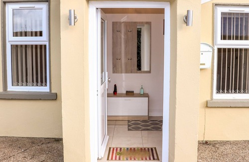 Ballycullane Cabaña | LANE COTTAGE, family friendly in Ballycullane, County Wexford
