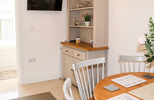 Ballycullane Cabaña | LANE COTTAGE, family friendly in Ballycullane, County Wexford