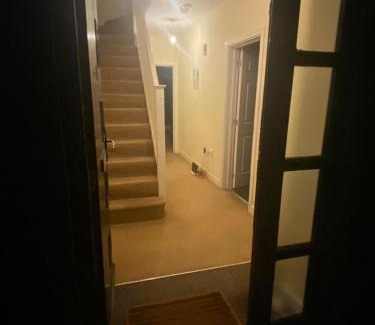 Bletchley Villa | Langham Lake House - Spacious 5-Bedroom House in Milton Keynes with Garden Views, Free Parking & WiFi near Stadium MK, Milton Keynes Bowl, Gulliver's Land and Bletchley Park - Ideal for business, family or solo travellers