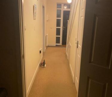 Bletchley Villa | Langham Lake House - Spacious 5-Bedroom House in Milton Keynes with Garden Views, Free Parking & WiFi near Stadium MK, Milton Keynes Bowl, Gulliver's Land and Bletchley Park - Ideal for business, family or solo travellers