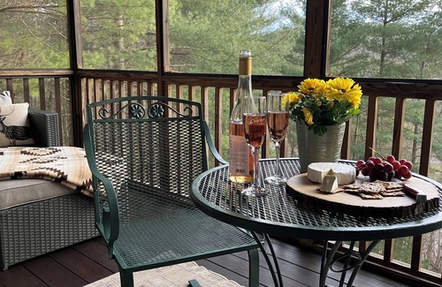 Lansing Cabina | Lansing NC , near West Jefferson and Boone NC, secluded log cabin getaway