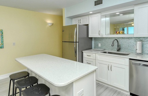 Longboat Key Apartamento | LaPlaya 103A-Time to relax! Enjoy the peaceful, private beach just a shell's throw from your door.
