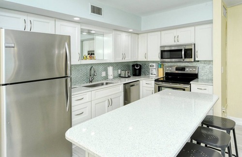 Longboat Key Apartamento | LaPlaya 103A-Time to relax! Enjoy the peaceful, private beach just a shell's throw from your door.
