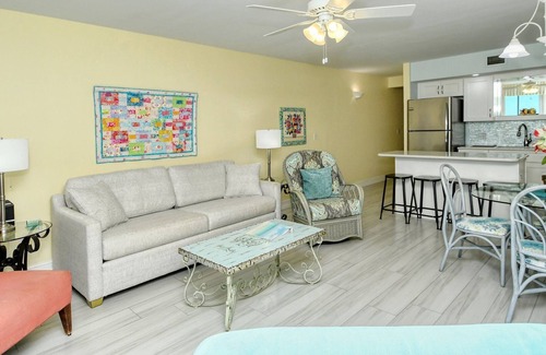 Longboat Key Apartamento | LaPlaya 103A-Time to relax! Enjoy the peaceful, private beach just a shell's throw from your door.