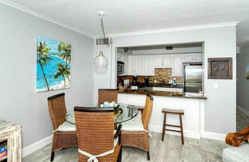 Longboat Key Apartamento | LaPlaya 104A- Gulf front! Walk right from your lanai onto the private beach.