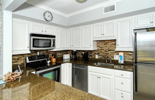 Longboat Key Apartamento | LaPlaya 104A- Gulf front! Walk right from your lanai onto the private beach.