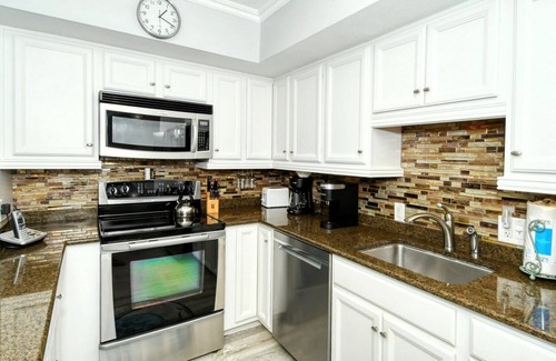 Longboat Key Apartamento | LaPlaya 104A- Gulf front! Walk right from your lanai onto the private beach.
