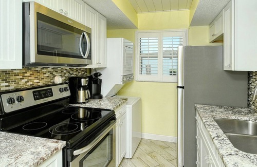 Longboat Key Apartamento | LaPlaya 105B-Relax on the balcony and watch the dolphins swim by and the pelicans dive!