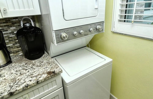 Longboat Key Apartamento | LaPlaya 105B-Relax on the balcony and watch the dolphins swim by and the pelicans dive!