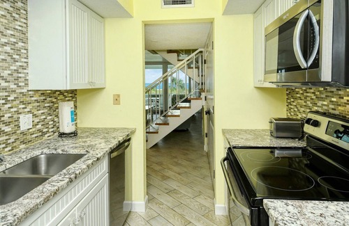 Longboat Key Apartamento | LaPlaya 105B-Relax on the balcony and watch the dolphins swim by and the pelicans dive!