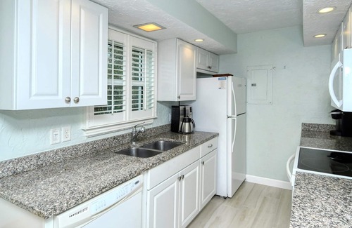 Longboat Key Condominio | LaPlaya 201C-Breathtaking Gulf panorama from this corner end unit with a private stairway to the beach.