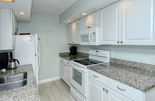 Longboat Key Condominio | LaPlaya 201C-Breathtaking Gulf panorama from this corner end unit with a private stairway to the beach.