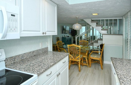 Longboat Key Condominio | LaPlaya 201C-Breathtaking Gulf panorama from this corner end unit with a private stairway to the beach.