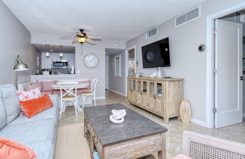 Longboat Key Apartamento | LaPlaya 202E-Catch the gentle Gulf breezes on your private balcony beneath the swaying palms.