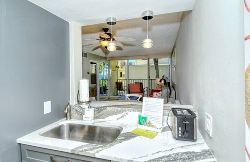 Longboat Key Apartamento | LaPlaya 202E-Catch the gentle Gulf breezes on your private balcony beneath the swaying palms.