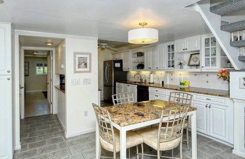 Longboat Key Condominio | LaPlaya 204D-Beach-lovers paradise! 200 feet of private beach along the turquoise Gulf of Mexico.