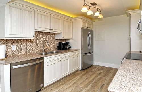 Longboat Key Apartamento | LaPlaya 205D-Spectacular sunsets and sunbathing from your private Gulf-front lanai or sundeck.