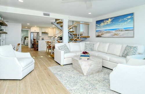 Longboat Key Condominio | LaPlaya 206C-Gorgeous vistas of the Gulf from this light and bright end unit with private access to the beach.