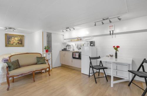 Laugardalur Apartamento | Lara Studio in Laugardalur valley, Reykjavík Central Park and Botanical Garden, Private entrance, FREE Private Parking on side