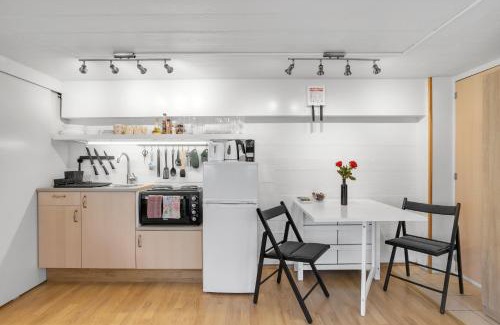 Laugardalur Apartamento | Lara Studio in Laugardalur valley, Reykjavík Central Park and Botanical Garden, Private entrance, FREE Private Parking on side