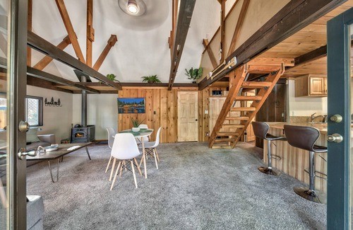 South Lake Tahoe Casa | Larch Chalet- 1BR, 1BA 2 Min to Heavenly, Hot Tub
