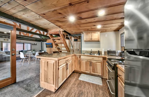 South Lake Tahoe Casa | Larch Chalet- 1BR, 1BA 2 Min to Heavenly, Hot Tub
