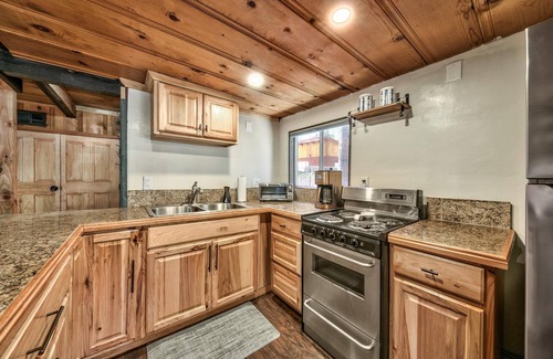 South Lake Tahoe Casa | Larch Chalet- 1BR, 1BA 2 Min to Heavenly, Hot Tub