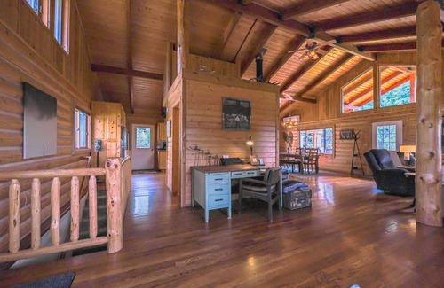 Eureka Cabina | Larch Lodge – 3 BDR Secluded Log Cabin & Pet Friendly!