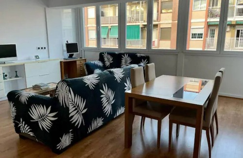 El Port Apartamento | Large Apartment near FIRA and City Center